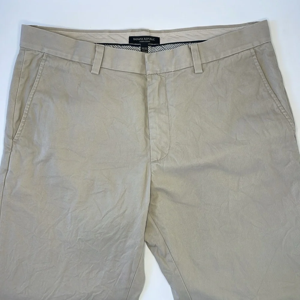 Banana Republic Aiden Chino men’s Size 34 cotton flat‎ front khaki pants.